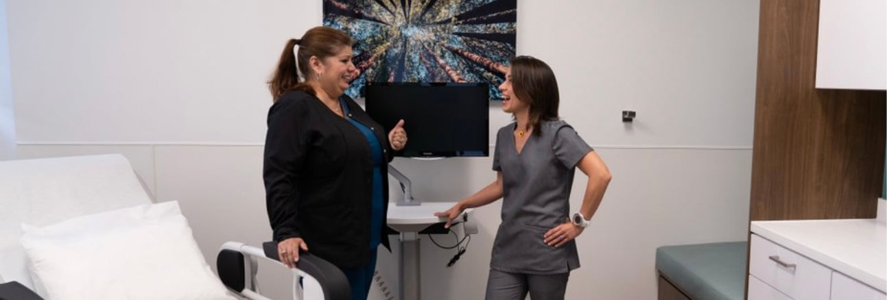 wide-photo-care-team-nurse-happy